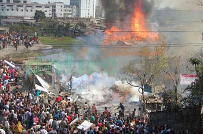孟加拉国首都达卡一贫民窟发生火灾 