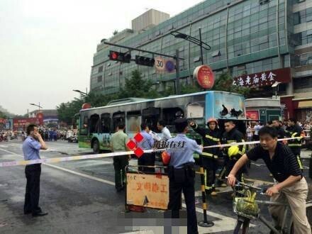 杭州K7路公交车爆燃 多人被烧伤