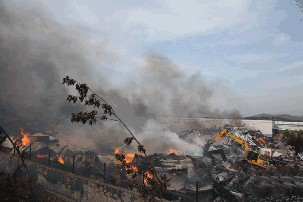 济南伊利乳业火灾 起火的仓库几乎被夷为平地