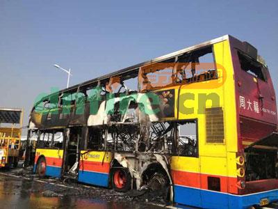 香港一双层巴士行进途中起火 车辆被烧至通顶 