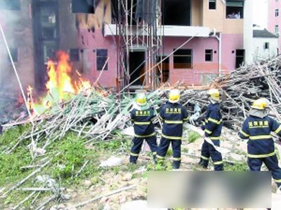 露天建材突引燃 疑带火种烟头引发