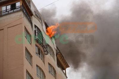 新疆一高层顶层装修楼房失火 200居民成功疏散