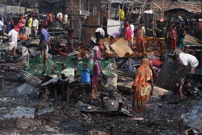 孟加拉国首都达卡一贫民窟发生火灾 