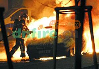 1月1日，在法国东部的斯特拉斯堡，消防员给一辆燃烧的汽车灭火