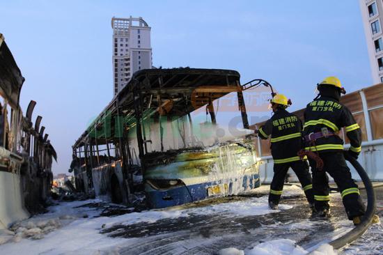 厦门BRT公交车高架起火 至少三起爆炸声