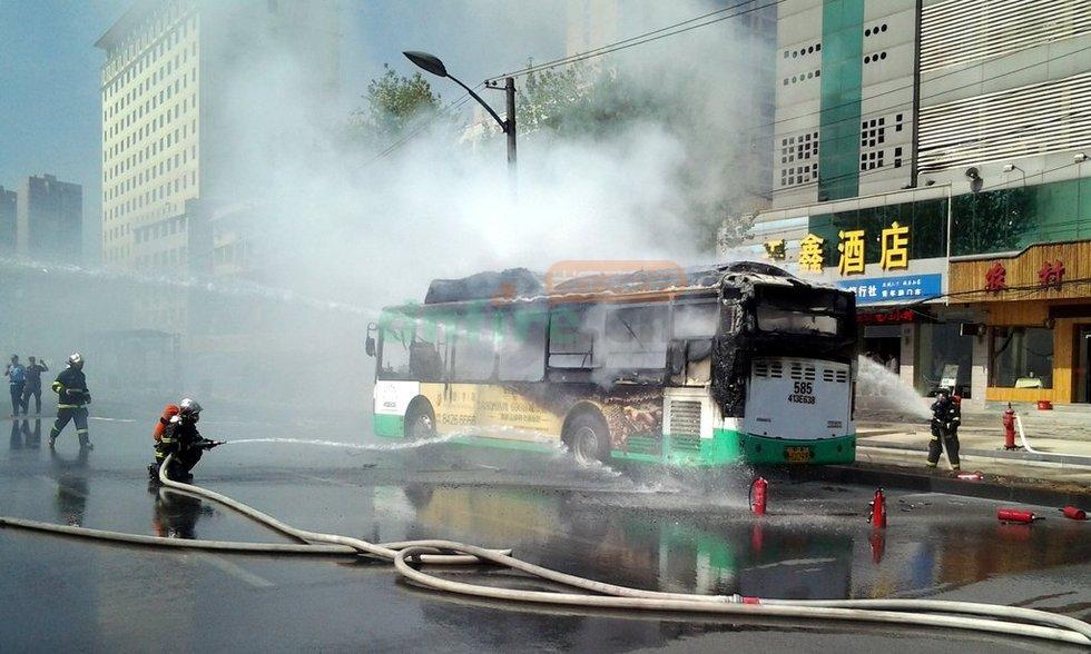 武汉一公交车突发自燃烧成空架 十名乘客紧急逃生