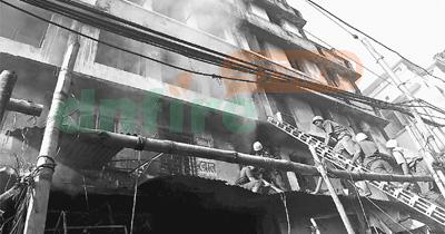 印度一违章建筑凌晨突发电气火灾 至少18人死亡