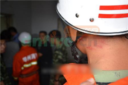 民工为讨薪欲跳楼 消防员救援脖子被抓伤