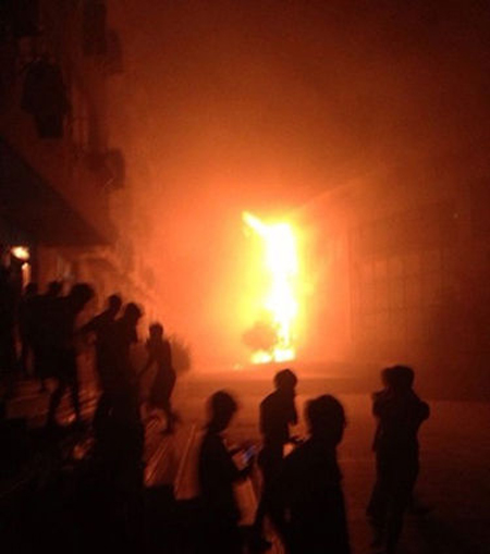 汉口学院梧桐雨美食广场发生火灾 两层楼被大火吞噬