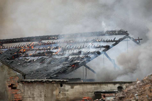 厂房顶被烧毁