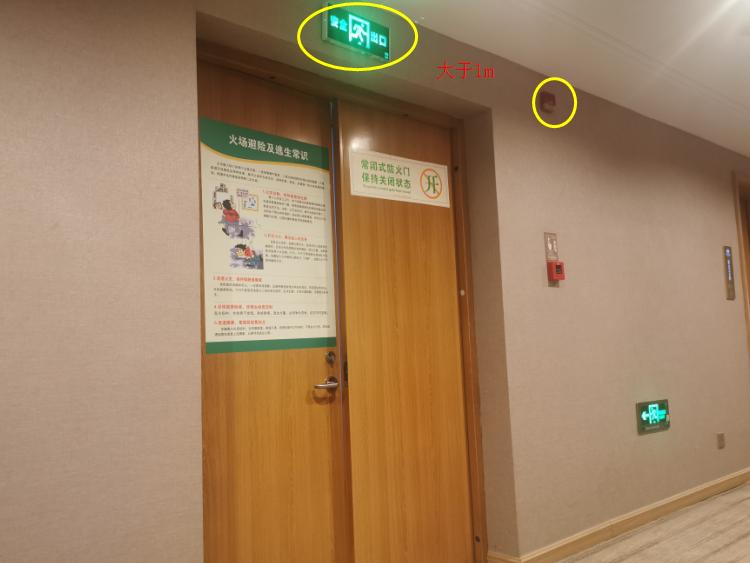 消防应急疏散指示标志灯具与声光警报器为什么不安装在同一面墙上