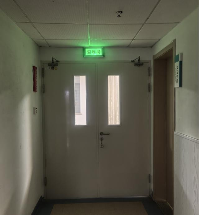避难层、避难间未设置明显指示标识